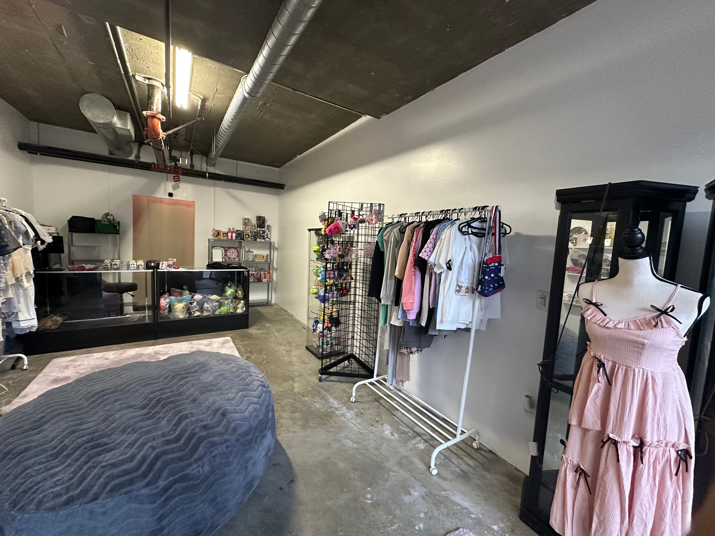 POP UP STORE for RETAIL / CREATIVES / EVENTS